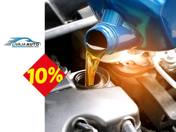Sipanje motornog ulja u automobil sa logotipom servisa i popustom od 10%.