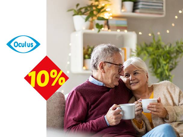 Stariji par pije kafu, sa logotipom oka i 10% popusta.