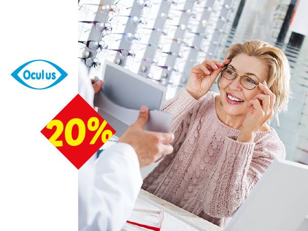 Žena isprobava naočare u optici, sa logom oka i 20% popusta.