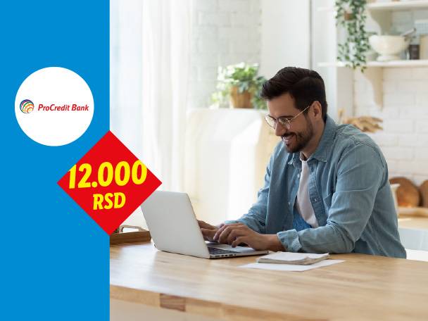 Muškarac radi na laptopu, pored njega je plavi baner sa iznosom od 12.000 RSD.
