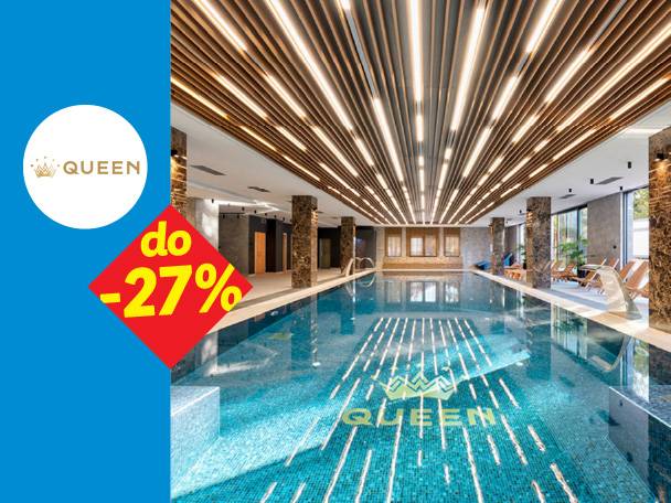 Zatvoreni bazen sa plavim pločicama i drvenim plafonom, sa natpisom „do -27%“.