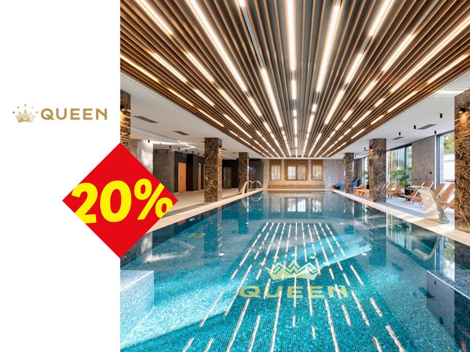 Zatvoreni bazen sa logom „QUEEN“ i popustom od 20%.