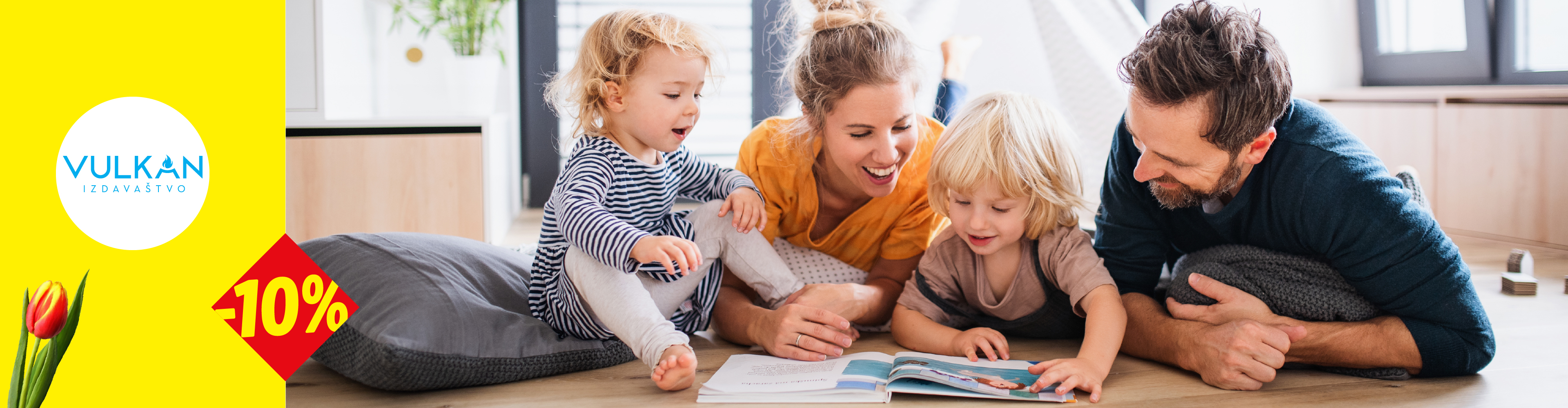 Porodica čita knjigu na podu, sa popustom od 10% i lalom u prvom planu.