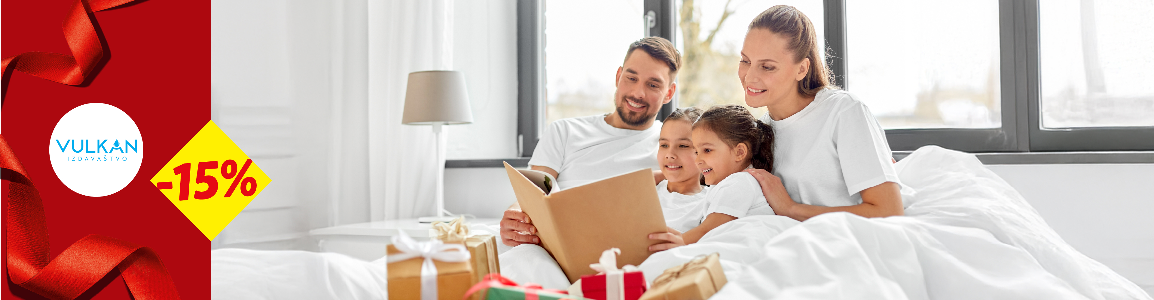 Porodica čita knjigu u krevetu sa poklonima i popustom od -15% na Vulkan izdavaštvo.