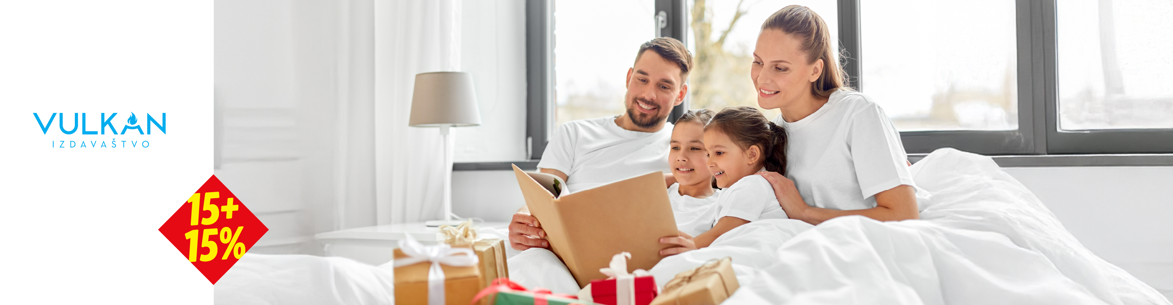 Porodica čita knjigu u krevetu sa poklonima, popust 15+15%.