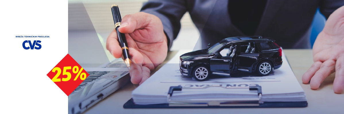 Osoba potpisuje dokumente za automobil, sa popustom od 25%.