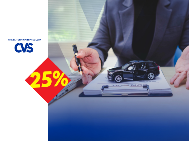 Osoba potpisuje ugovor o kupovini automobila, sa popustom od 25%.