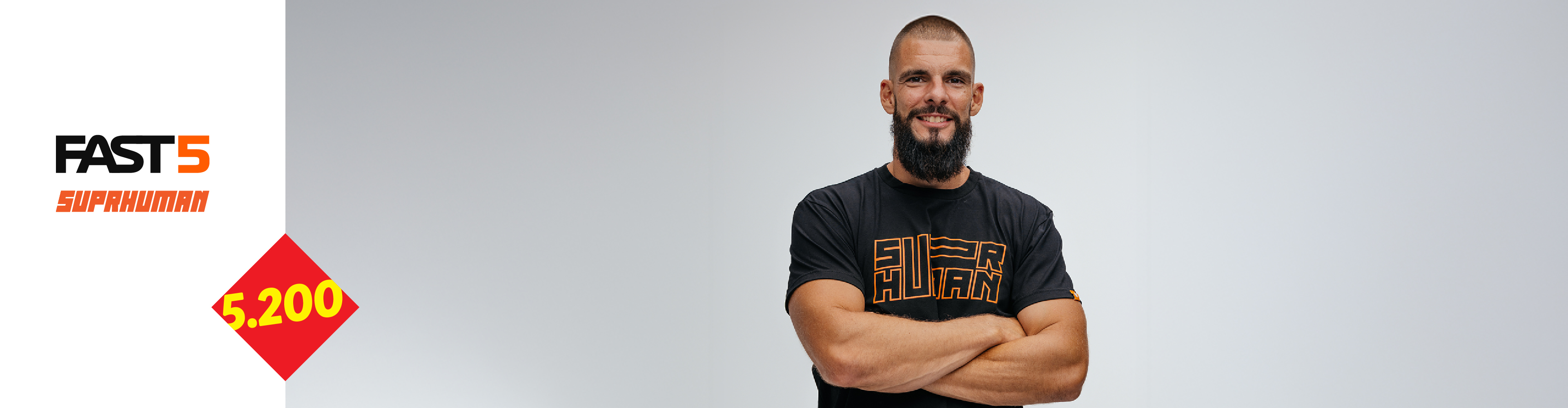 Muškarac sa bradom u crnoj majici sa natpisom, pored logotipa i cene 5.200.