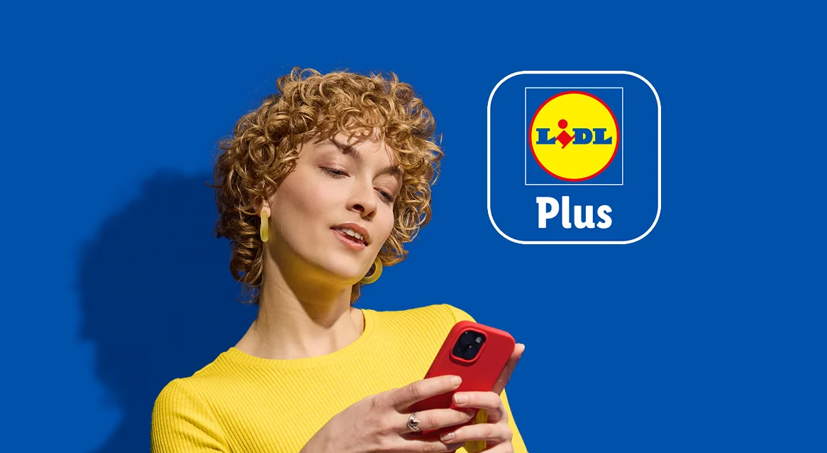 Žena sa kovrdžavom kosom drži crveni telefon, pored Lidl Plus logotipa na plavoj pozadini.