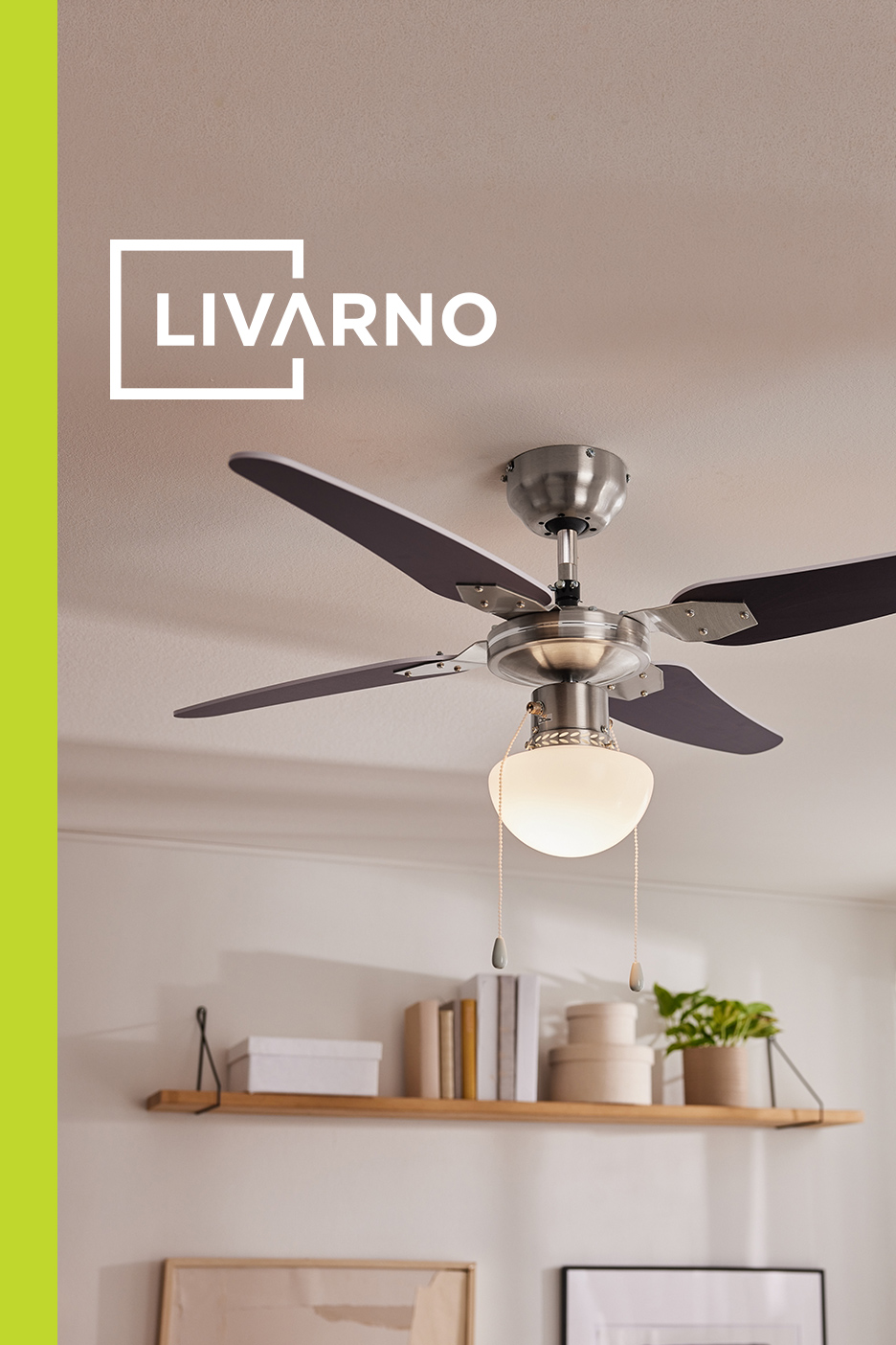 Plafonski ventilator sa svetlom u dnevnoj sobi, sa natpisom 'LIVARNO'.