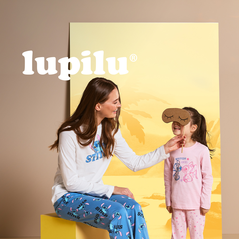 Žena i devojčica u udobnim pidžamama sa motivima crtanih likova.