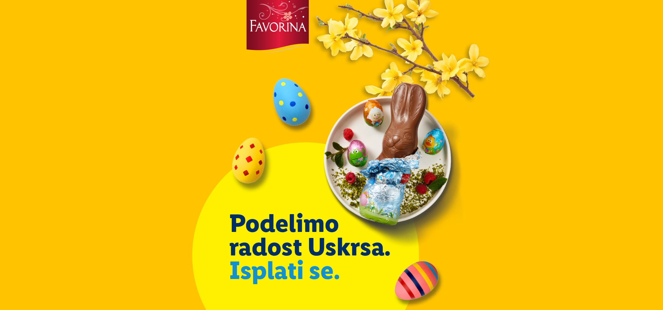 Uskršnja čokoladna zeka i jaja na žutoj pozadini sa cvećem i tekstom: 'Podelimo radost Uskrsa. Isplati se.'