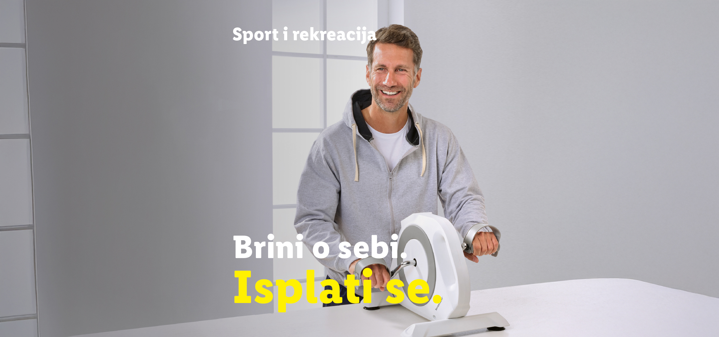 Žena koristi grejač za vrat i masažer za stopala. Tekst: Sport i rekreacija. Brini o sebi. Isplati se.