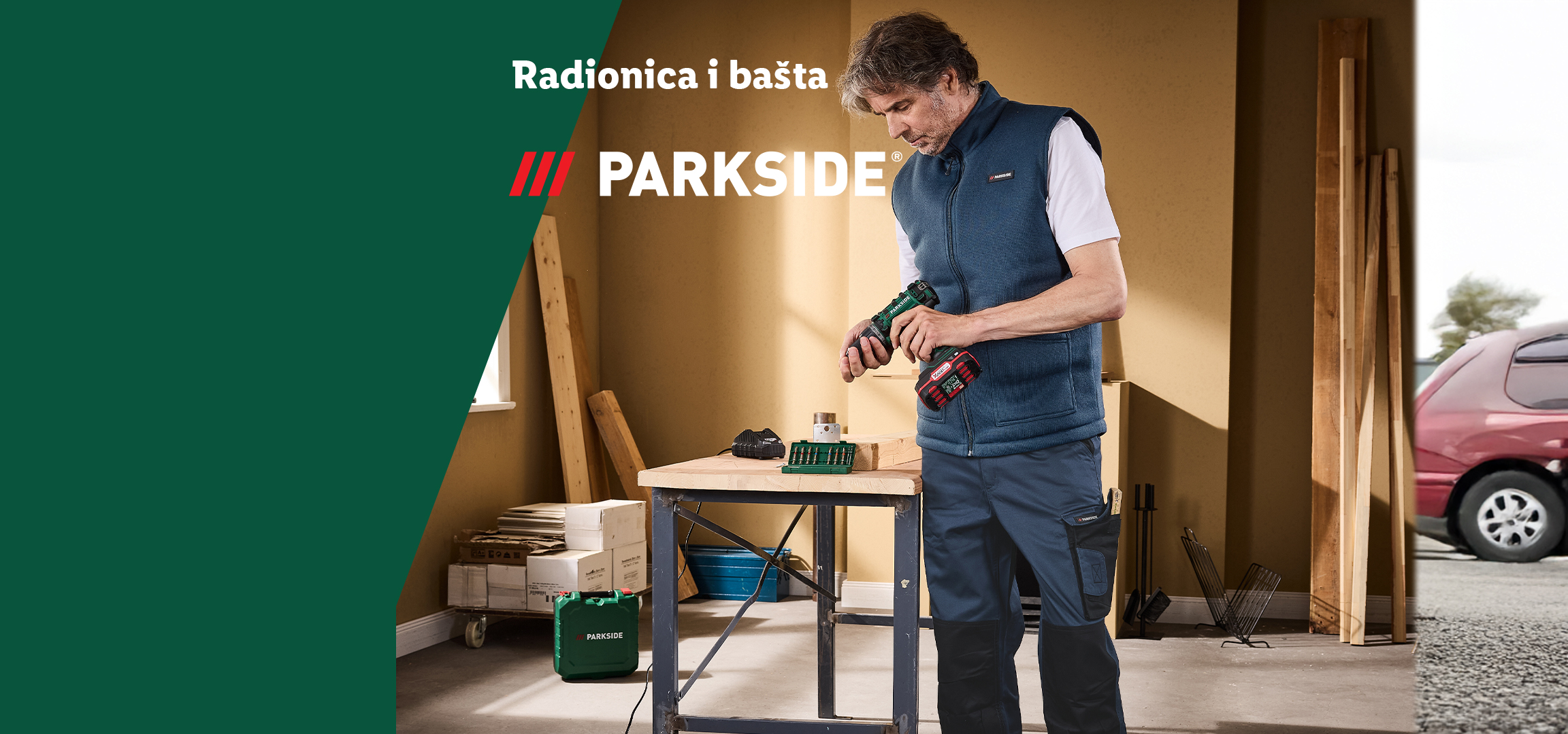 Muškarac koristi Parkside bušilicu, žena menja gumu na automobilu.