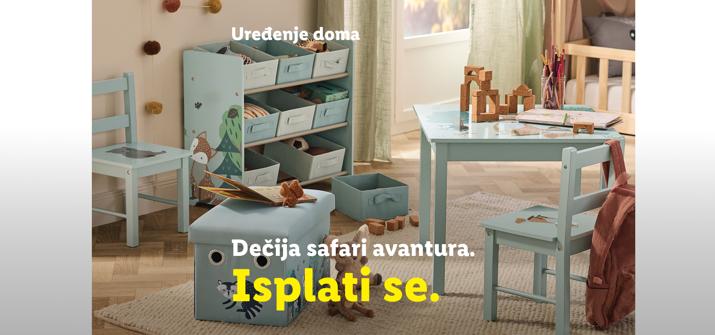 Dečija soba sa safari temom, uključujući sto, stolice, ormarić i tepih za igru. Tekst: „Uređenje doma. Dečija safari avantura. Isplati se.“