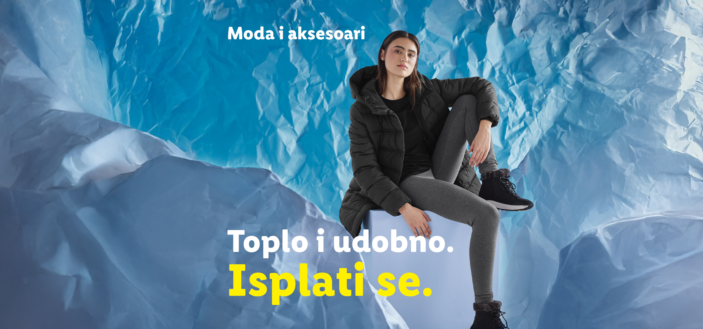 Žena u zimskoj jakni i džemperi sa uzorkom. Tekst: Moda i aksesoari. Toplo i udobno. Isplati se.