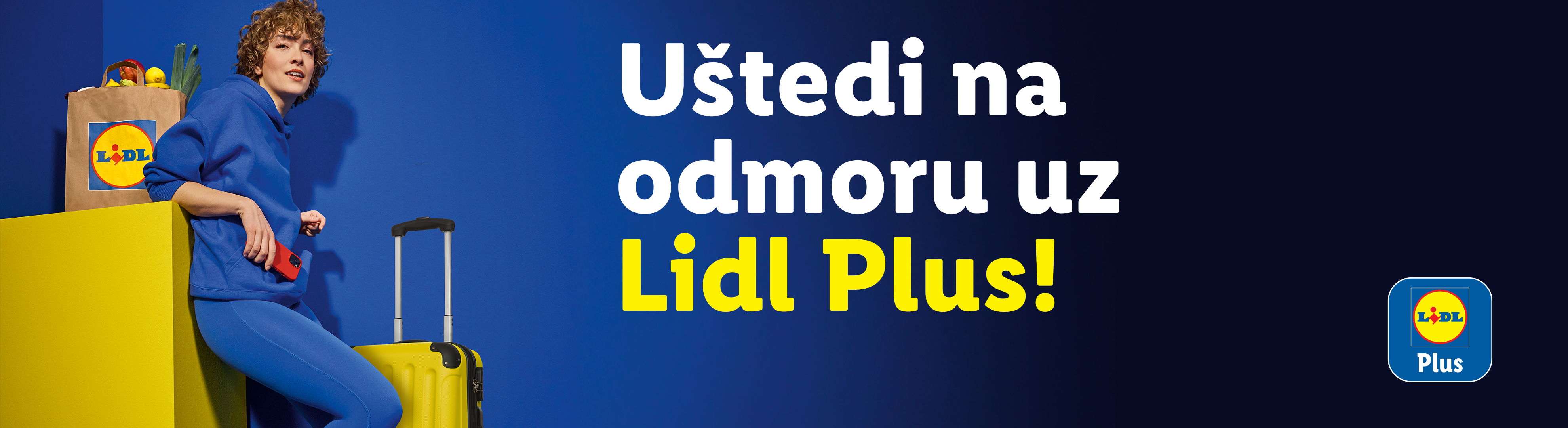 Žena u plavoj trenerci sa torbom za kupovinu i koferom, uz tekst: „Uštedi na odmoru uz Lidl Plus!“