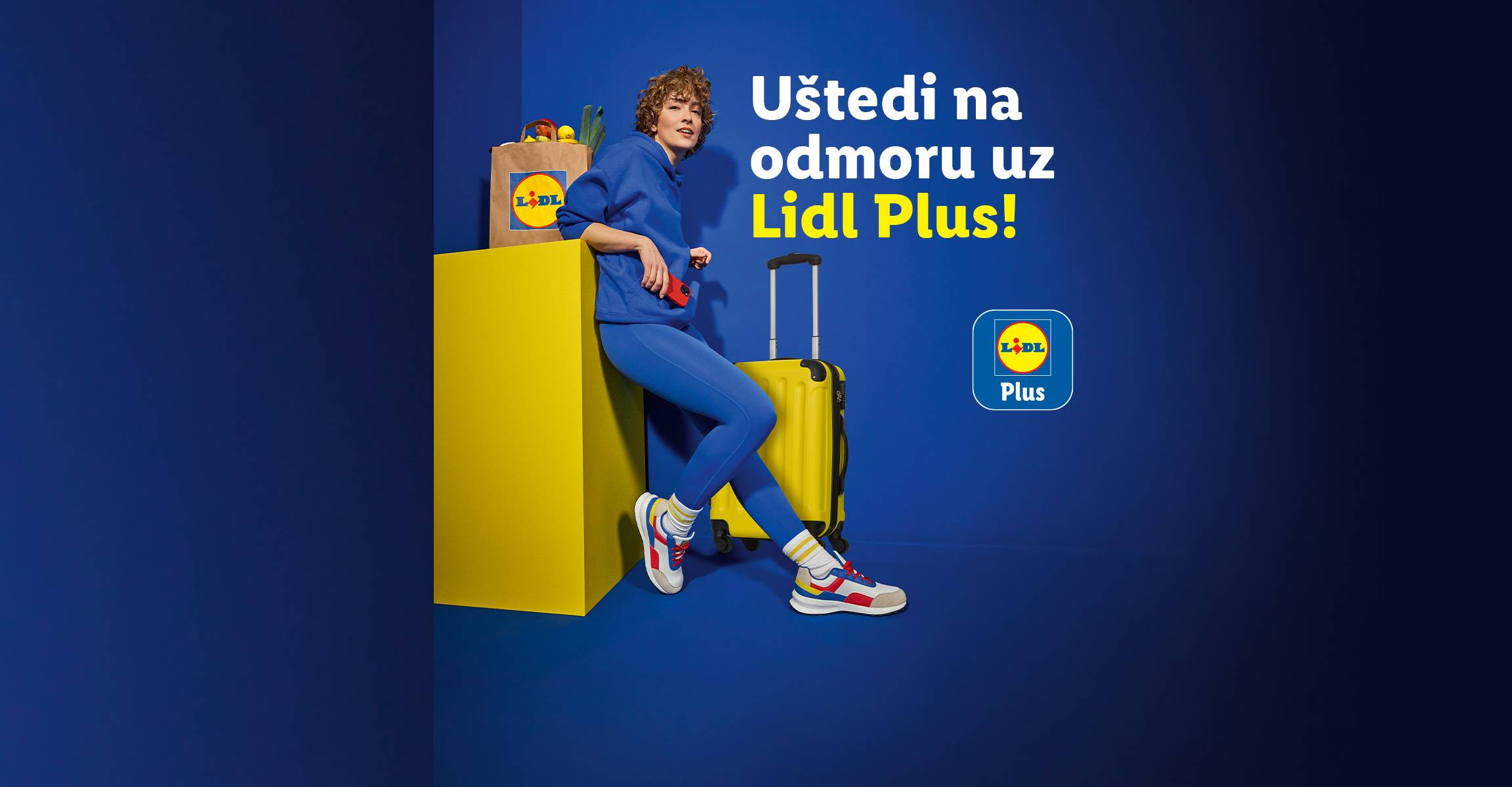 Žena u plavoj trenerci sa torbom za kupovinu i koferom, uz tekst: „Uštedi na odmoru uz Lidl Plus!“