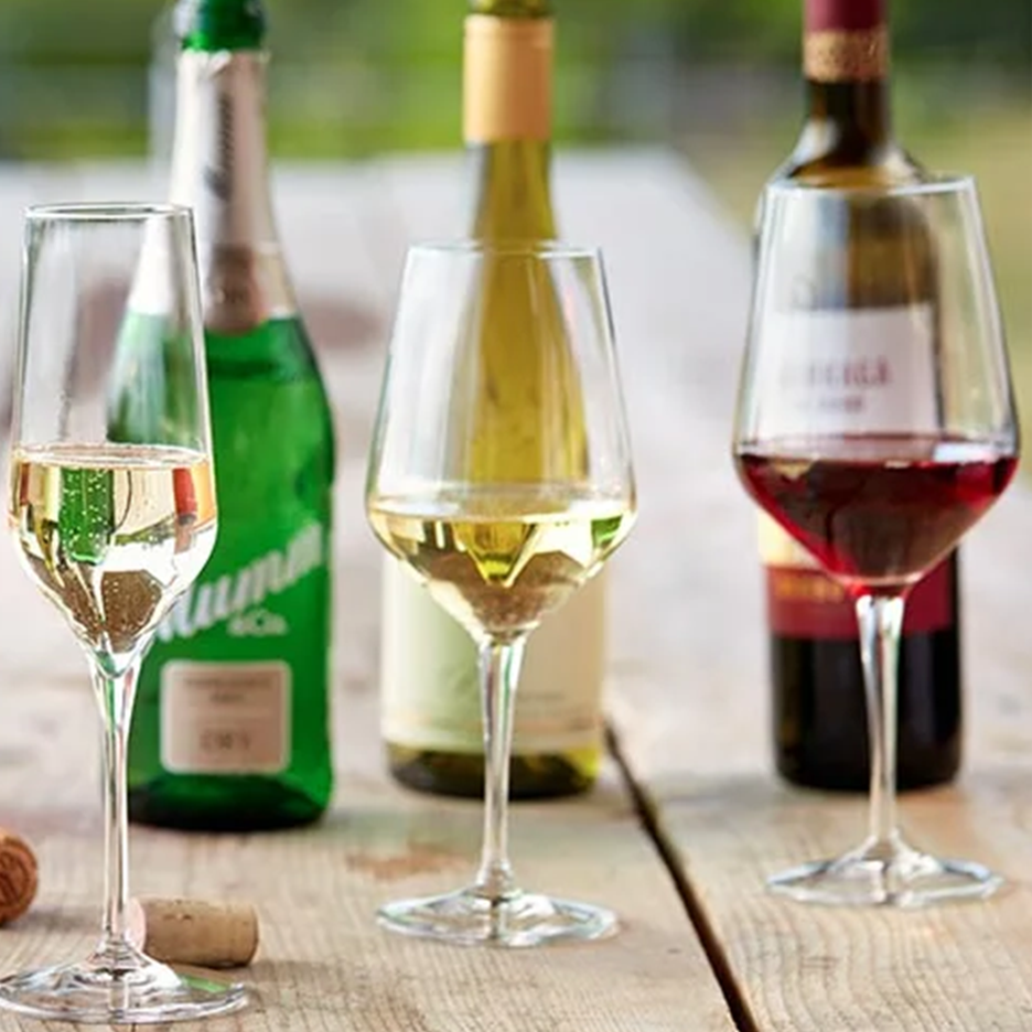 Belo, roze i crveno vino u čašama.