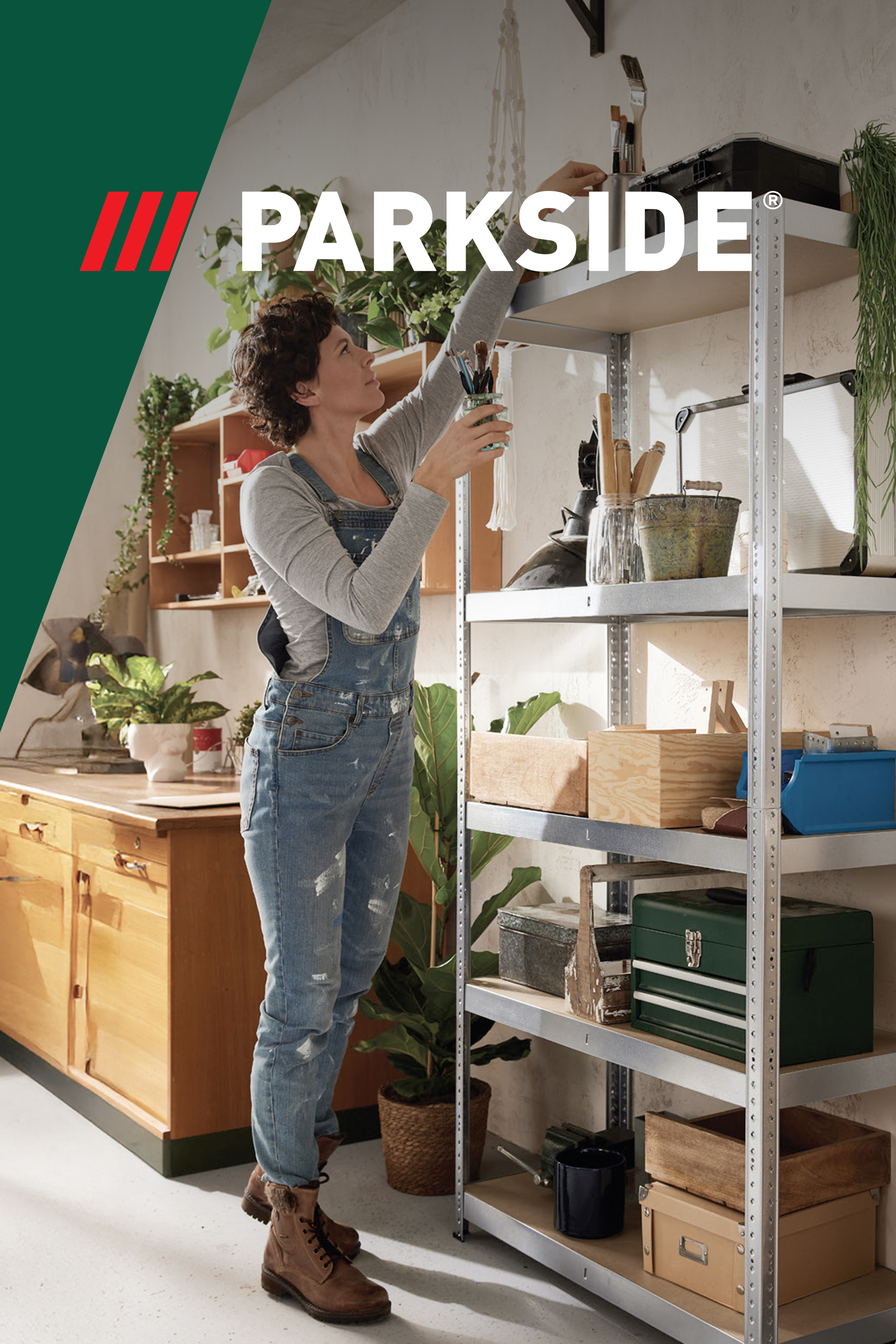 Žena u radnoj odeći sređuje police sa alatom i priborom za hobi.