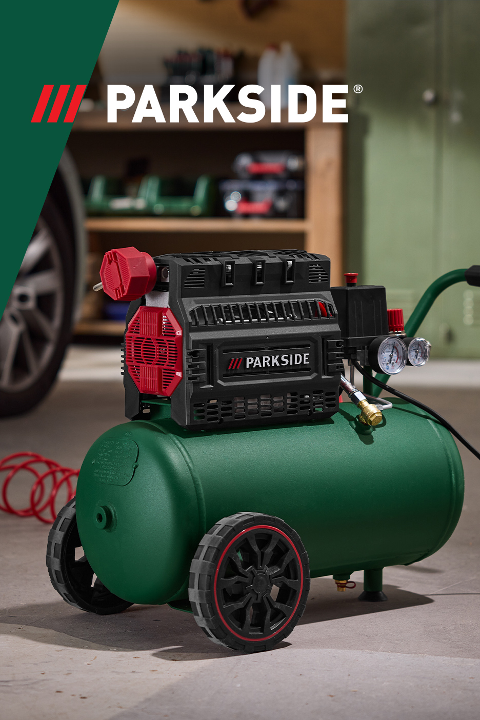 Zeleni kompresor za vazduh sa crnim i crvenim detaljima u garaži, sa natpisom 'PARKSIDE'.