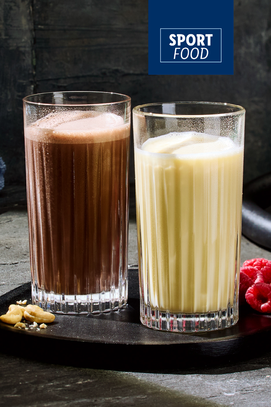 Dve čaše proteinskog šejka, čokoladnog i vanila, sa natpisom 'SPORT FOOD'.