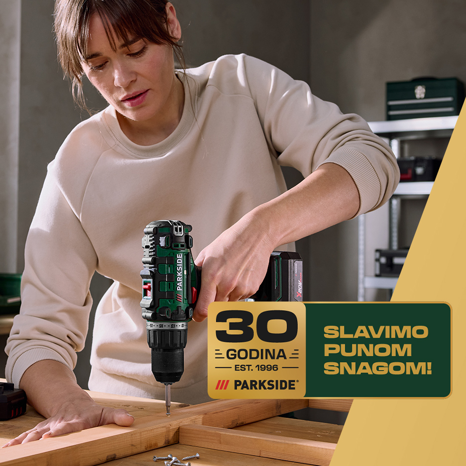 Žena koristi akumulatorsku bušilicu za obradu drveta, sa natpisom „30 godina, slavimo punom snagom!“