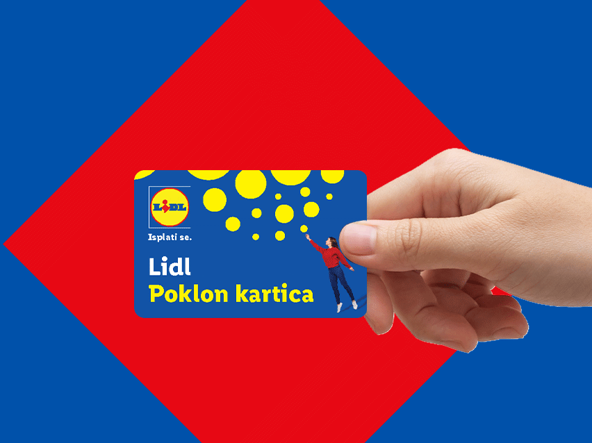 Ruka drži plavu poklon karticu sa žutim krugovima i figurom žene, na crveno-plavoj pozadini.