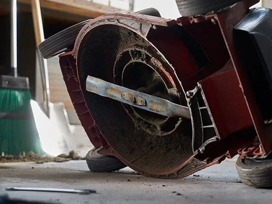 Прљава косилица наопако, видљива оштрица