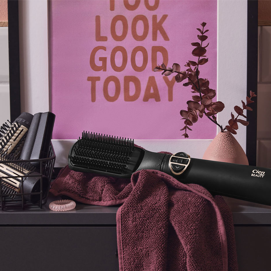 Cien Beauty četka za ispravljanje kose na peškiru, sa dodacima za kosu i posterom.