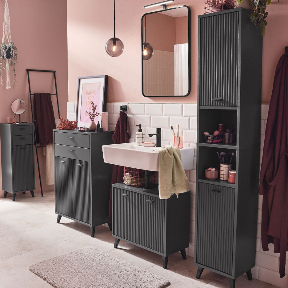 Moderno kupatilo sa tamnosivim nameštajem i ružičastim akcentima.