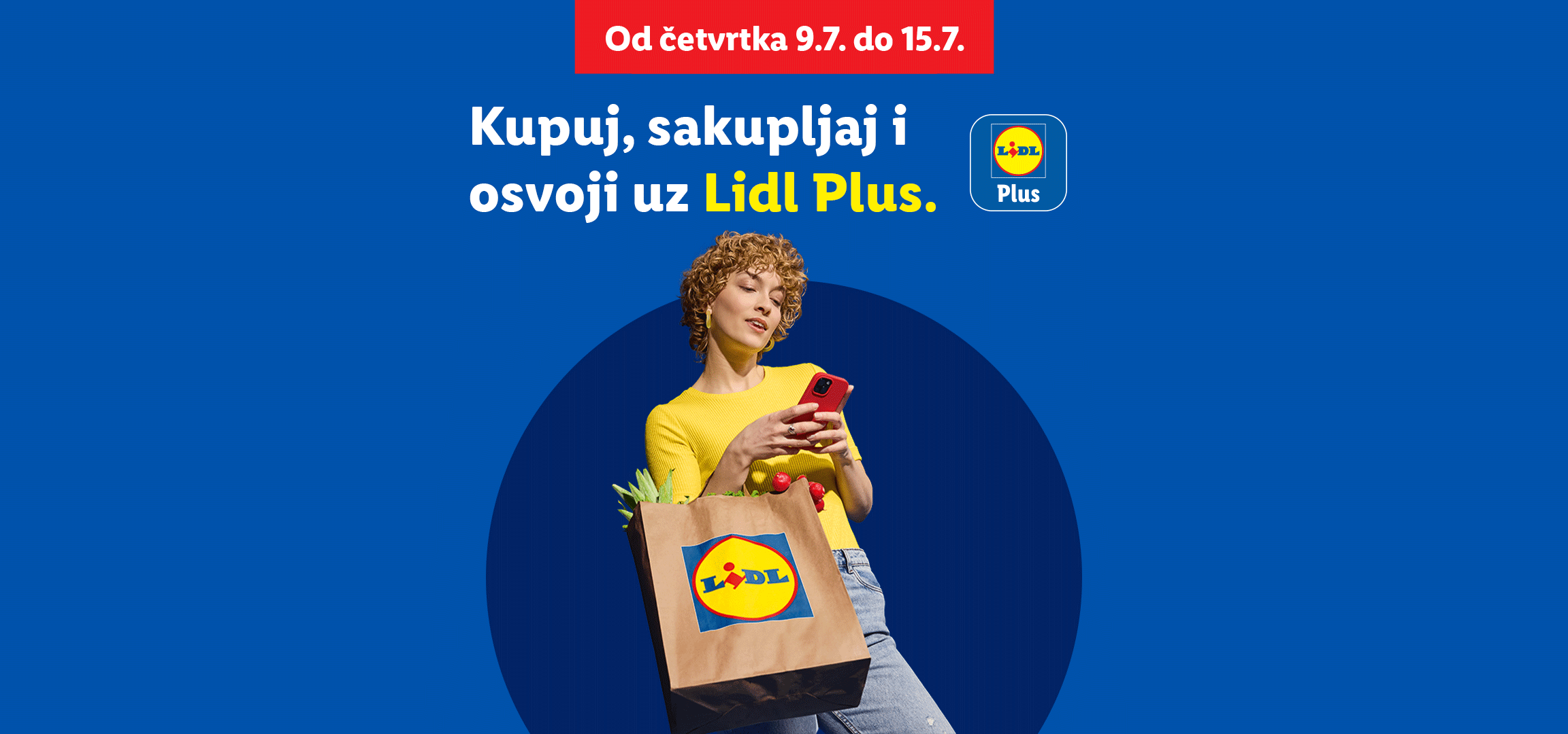 Žena sa torbom za kupovinu i telefonom, tekst: Kupuj, sakupljaj i osvoji uz Lidl Plus.