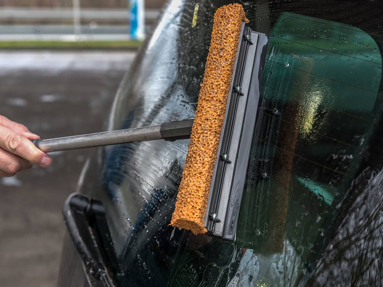 Čistač prozora sa dugom drškom čisti zadnje staklo automobila.