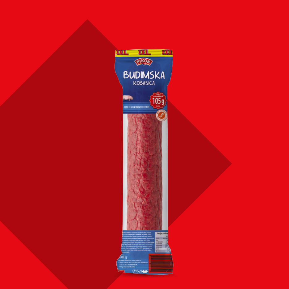 Budimska kobasica u pakovanju od 105g na crvenoj pozadini.