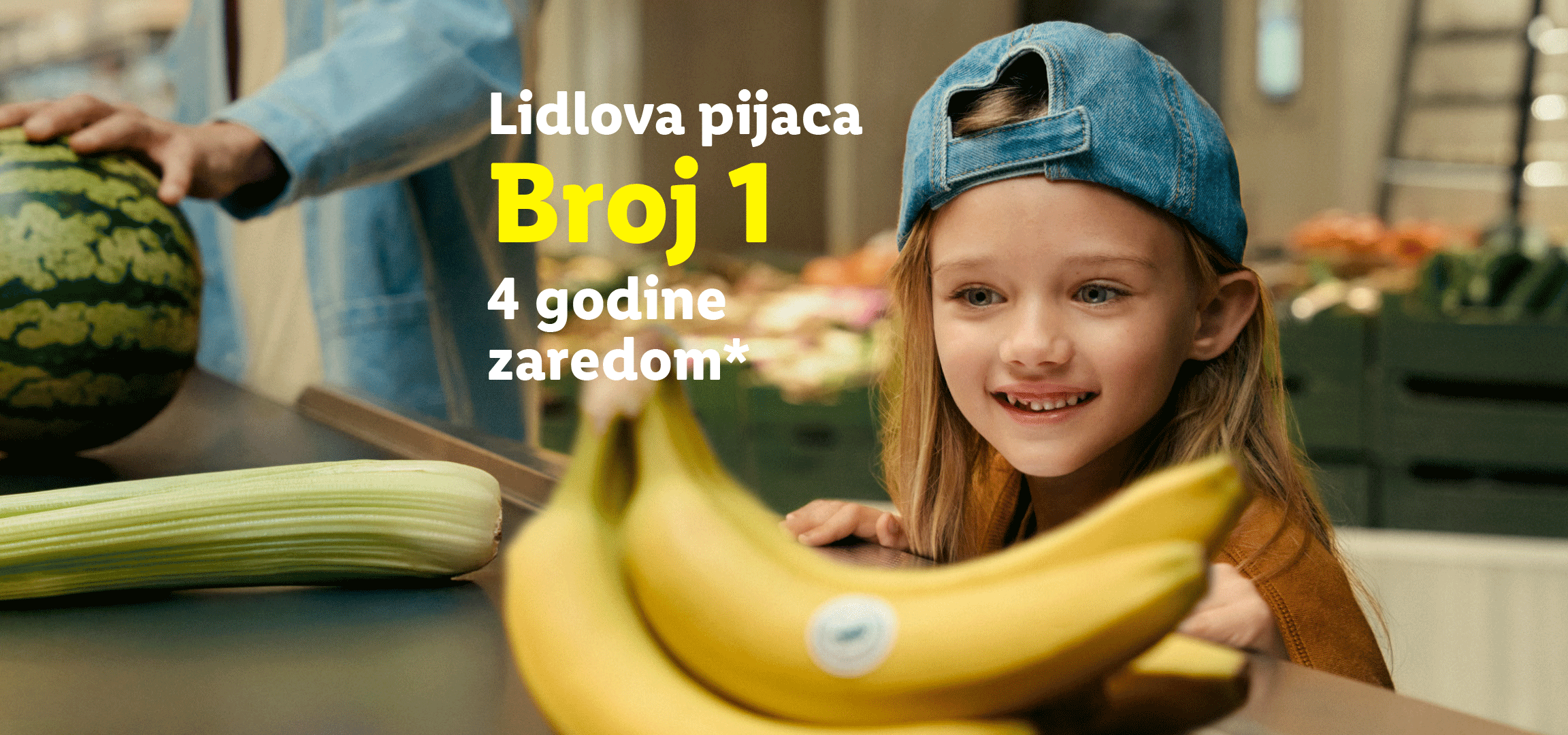 Devojčica sa bananama i lubenicom, uz tekst: „Pijaca broj 1, 4 godine zaredom“.