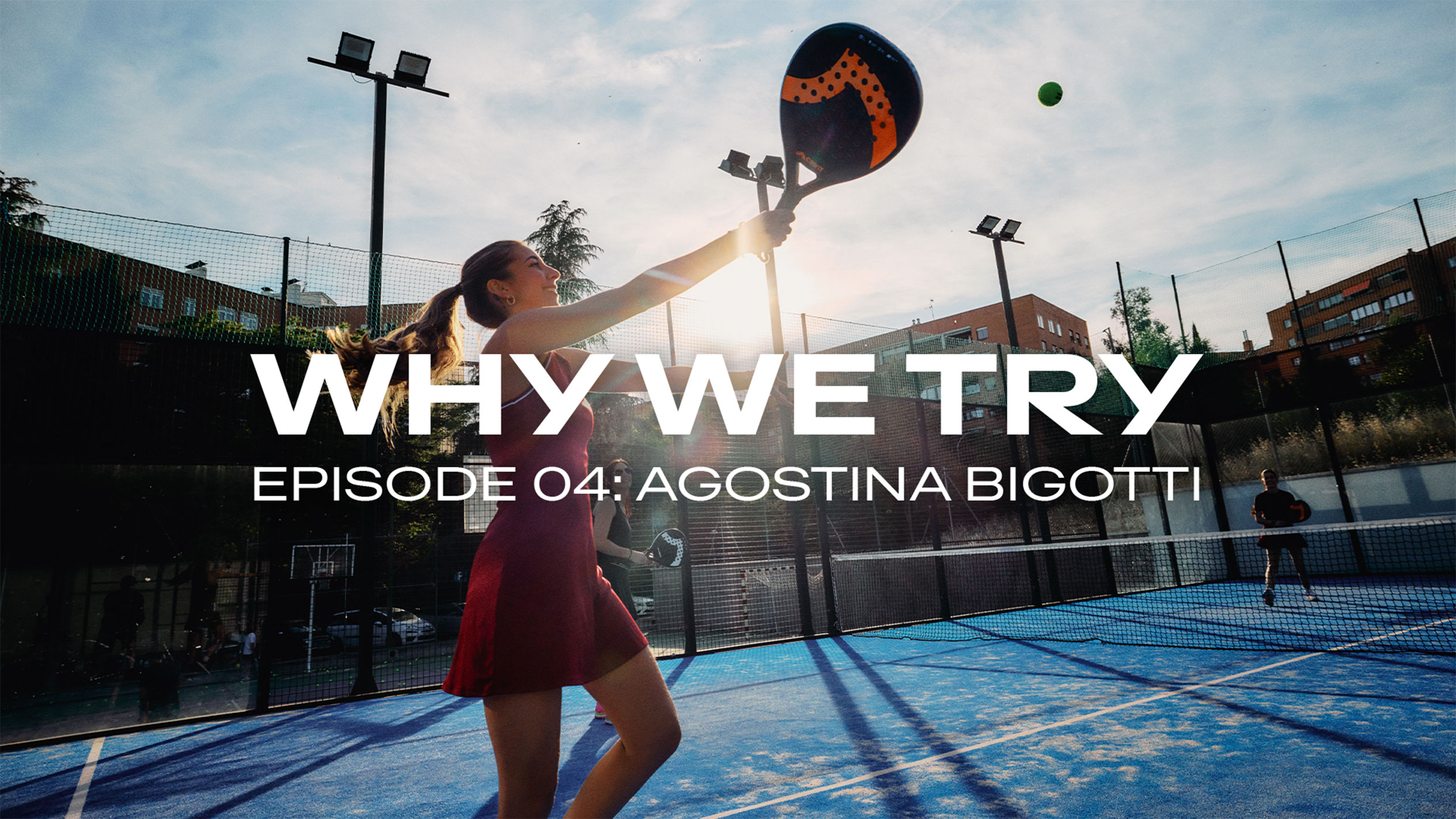 Agostina Bigoti udara padel lopticu uvis na otvorenom terenu CRIVIT reketom za padel.