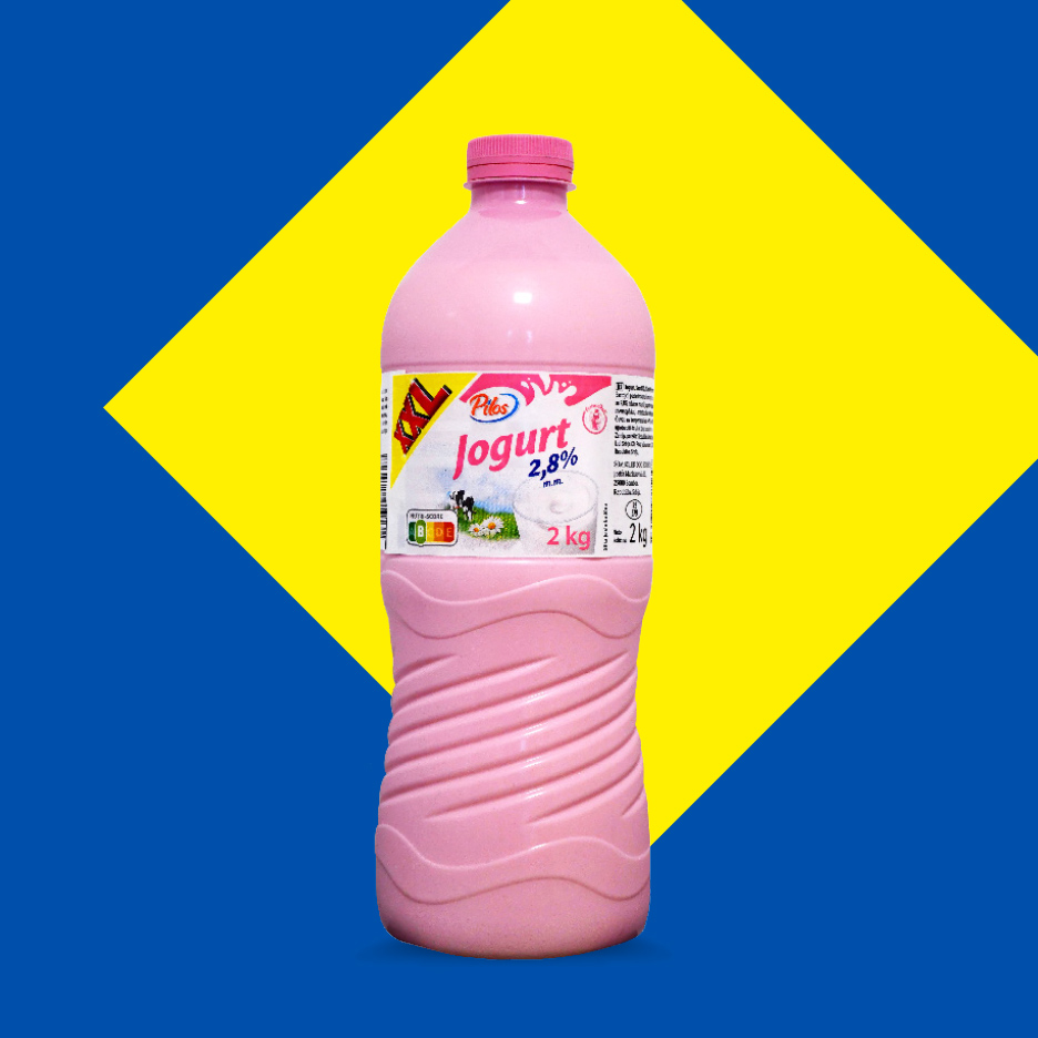 Roze flaša jogurta od 2 kg sa 2,8% mlečne masti na plavo-žutoj pozadini.