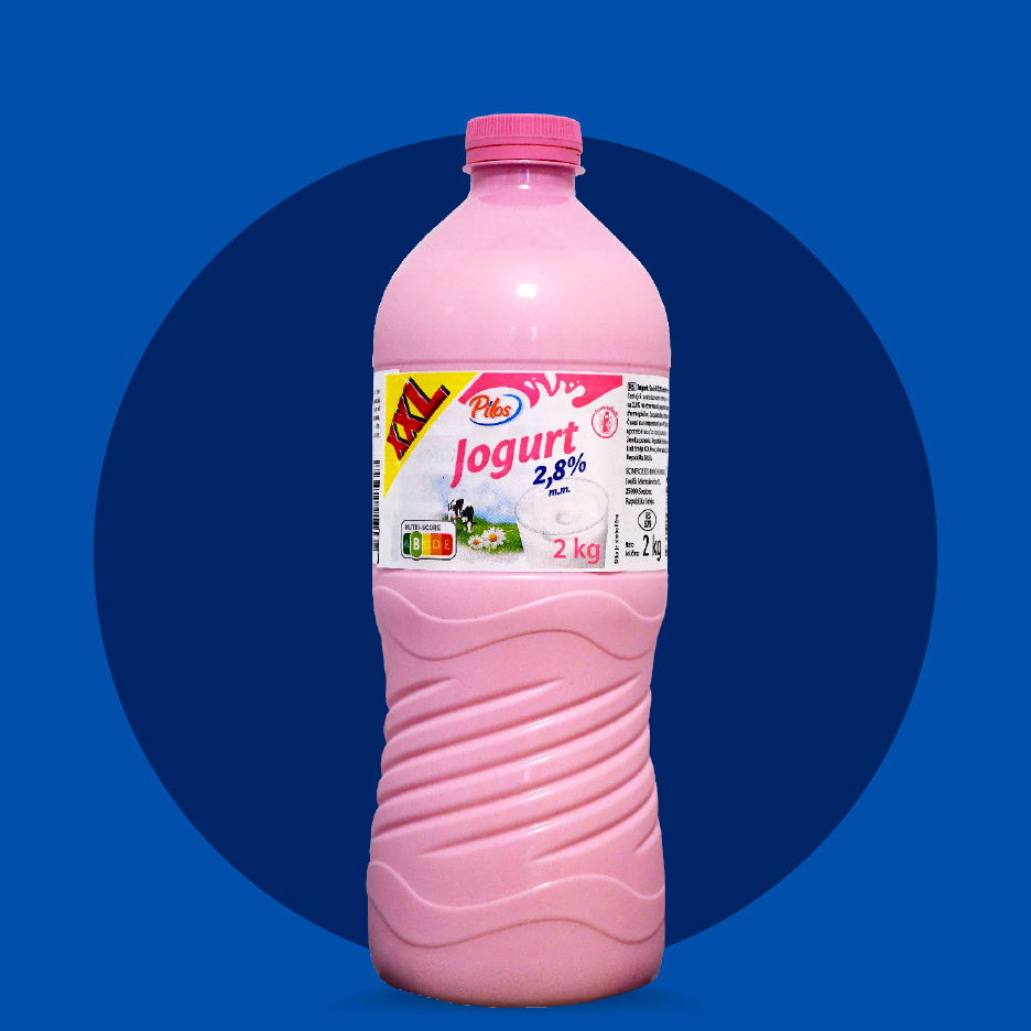 Roze flaša jogurta od 2,8% masti, 2 kg, sa kravom i cvećem na etiketi.