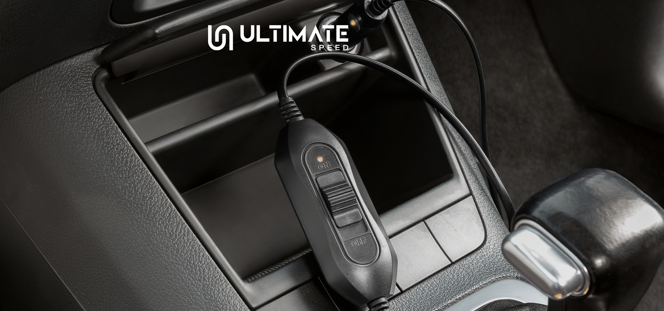 Detaljan prikaz: Ultimate Speed mini kompresor za gume priključen na auto-punjač i u upotrebi na točku automobila
