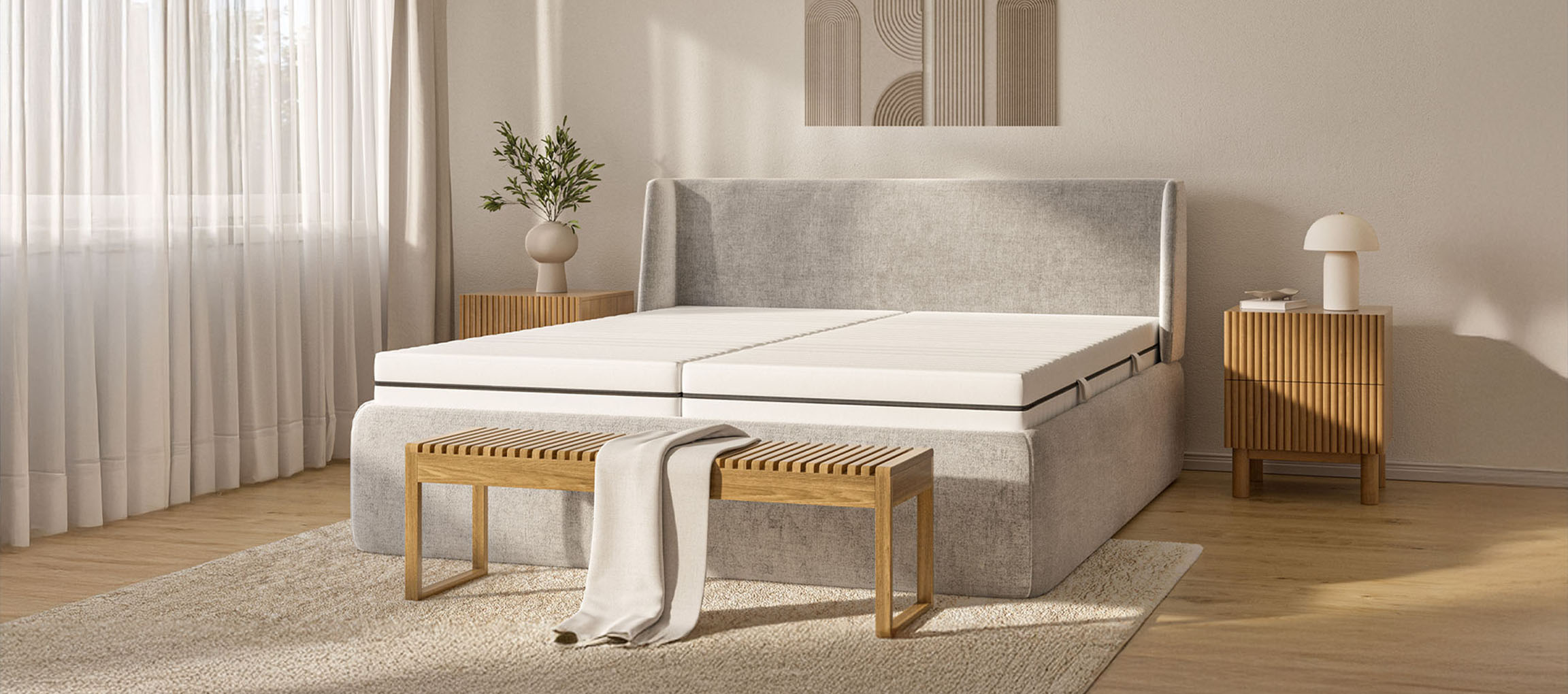 Spavaća soba neutralnih boja sa kontinentalnim krevetom, drvenom klupom i noćnim ormarićima.