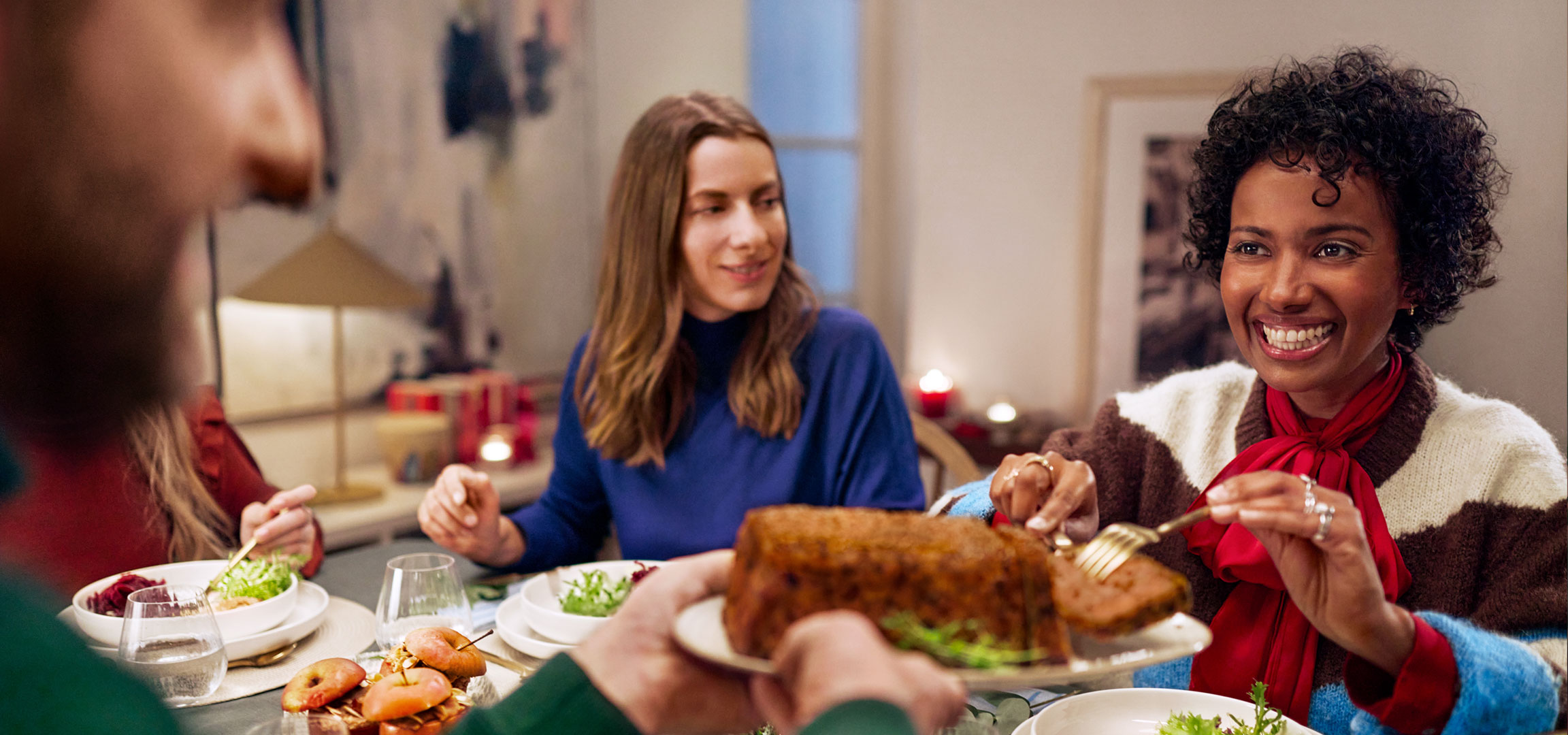 Porodična večera sa mesnom veknom, salatom i pečenim jabukama.