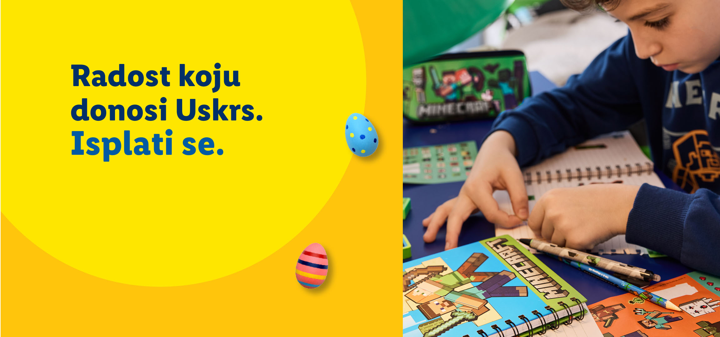 Dečak crta, uskršnja jaja i cveće na žutoj pozadini sa tekstom: „Radost koju donosi Uskrs. Isplati se.“