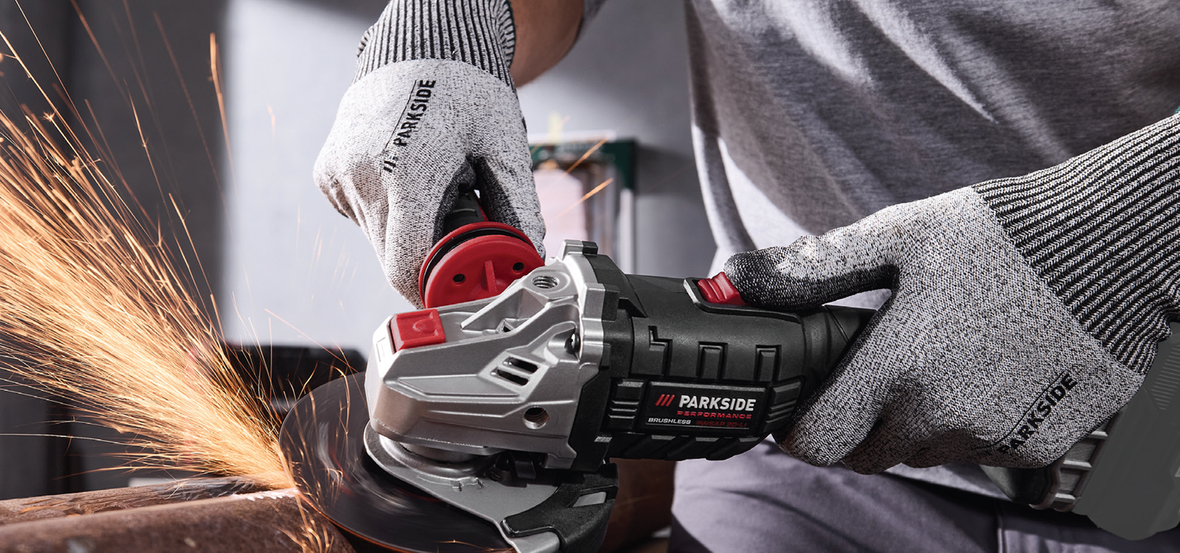 Parkside Performance ugaona brusilica u upotrebi i set alata sa bušilicom i koferom.