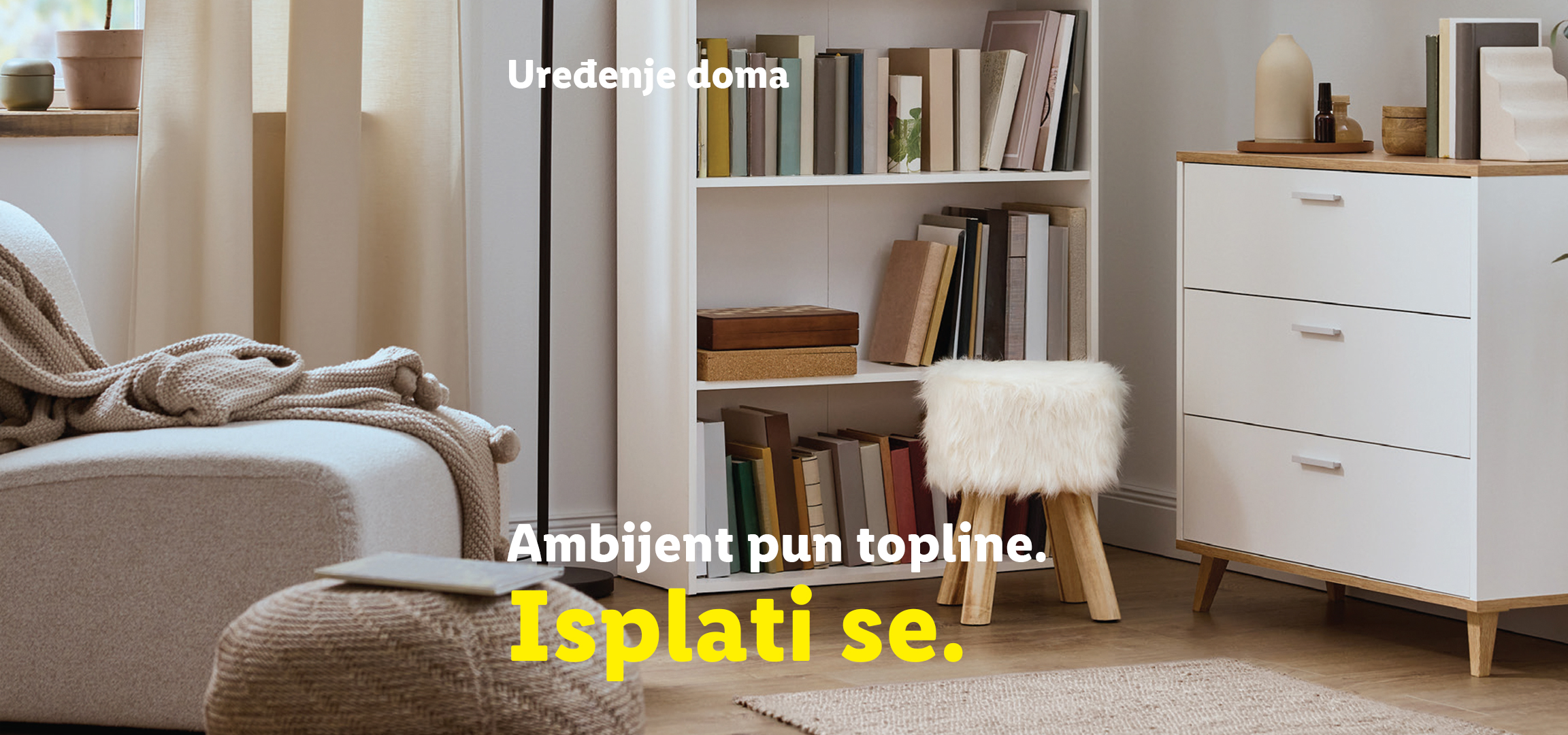 Uređenje doma: udobna fotelja, polica za knjige, komoda i krzneni prekrivači.