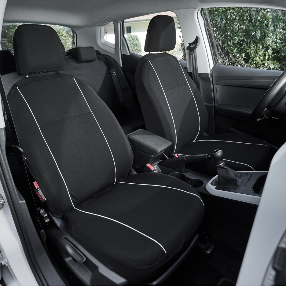 Crne presvlake za auto sedišta sa belim detaljima unutar automobila.