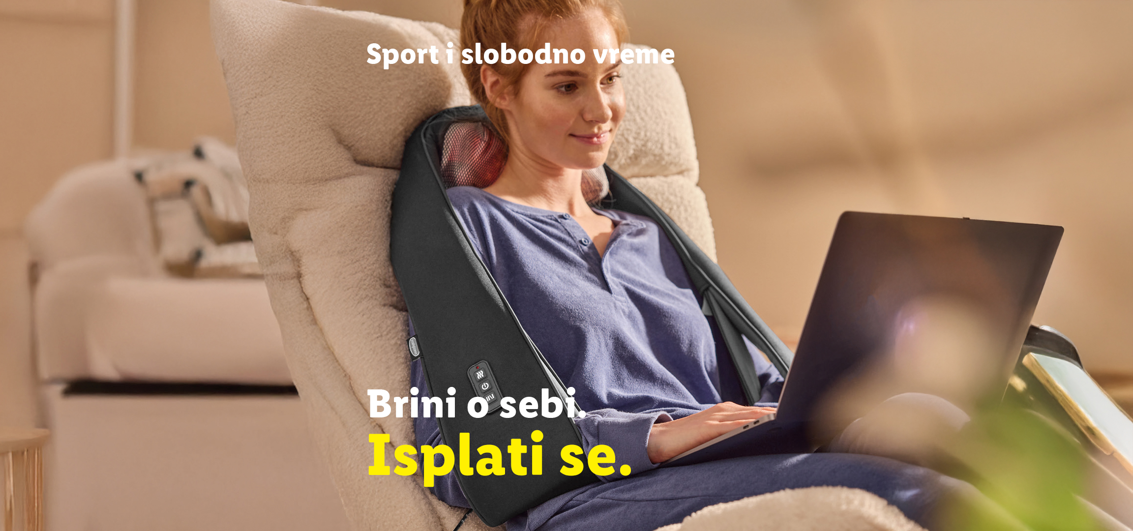 Žena koristi masažer za vrat i leđa, električno ćebe i termofor, sa tekstom 'Sport i slobodno vreme. Brini o sebi. Isplati se.'