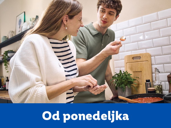 Par kuva u kuhinji, muškarac proba sos iz tiganja.
