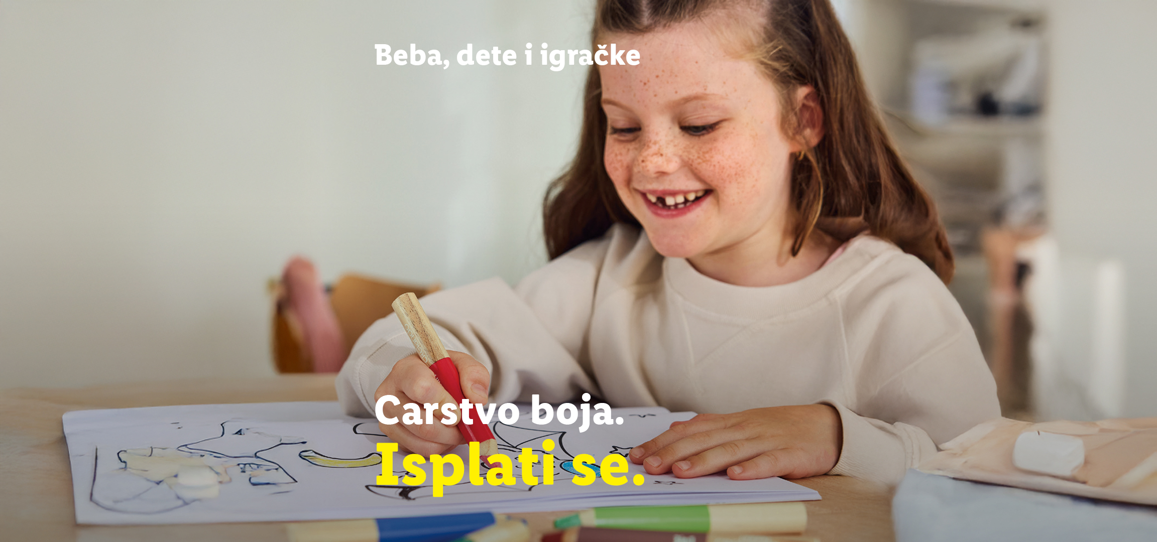 Devojčica boji crtež, okružena bojicama. Tekst: Beba, dete i igračke. Carstvo boja. Isplati se.