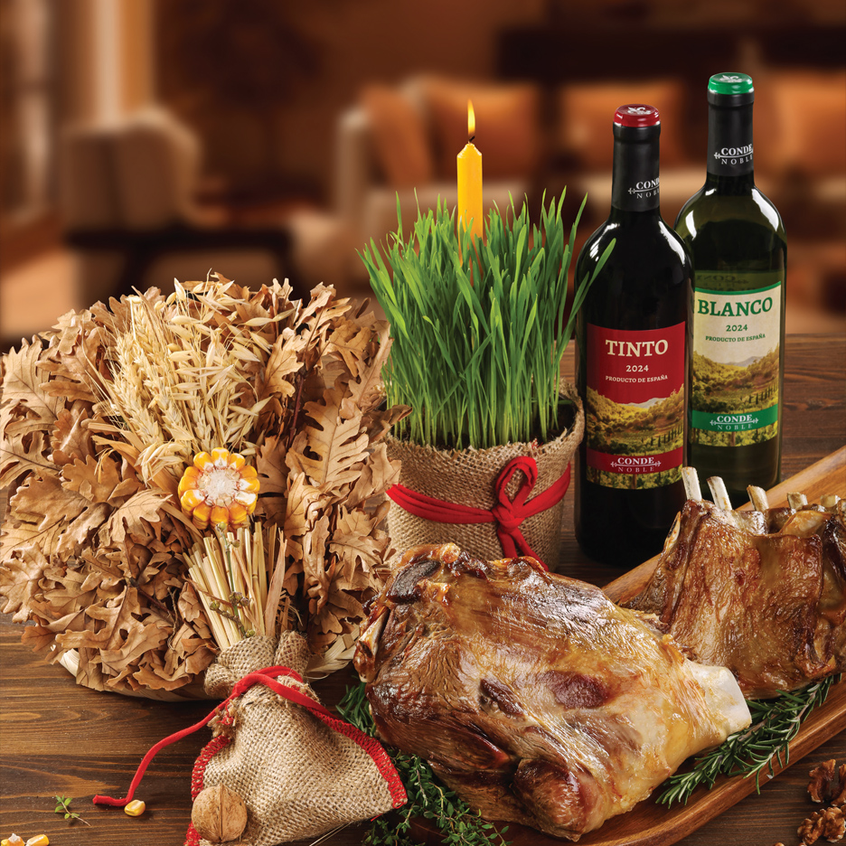 Pečeno meso, vino Conde Noble, pšenica i hrastovo lišće na stolu.