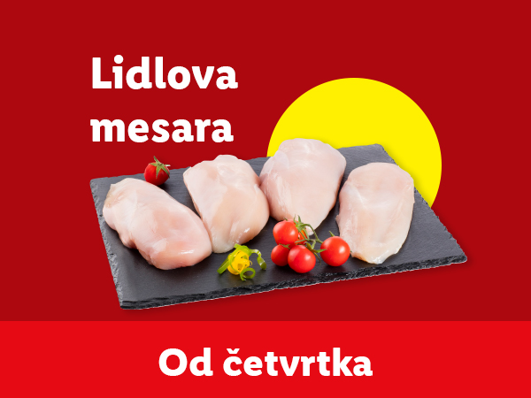 Lidlova mesara: sirovo pileće meso sa paradajzom i jagodama na crnoj ploči.